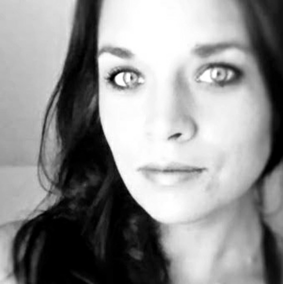 Meet your Posher, Amanda - Picture 1 of 6